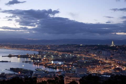 夜明けのアルジェ港