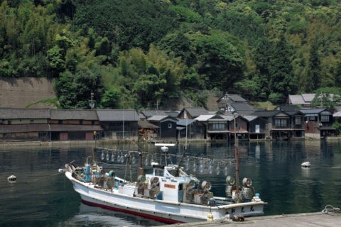 伊根の舟屋と漁船