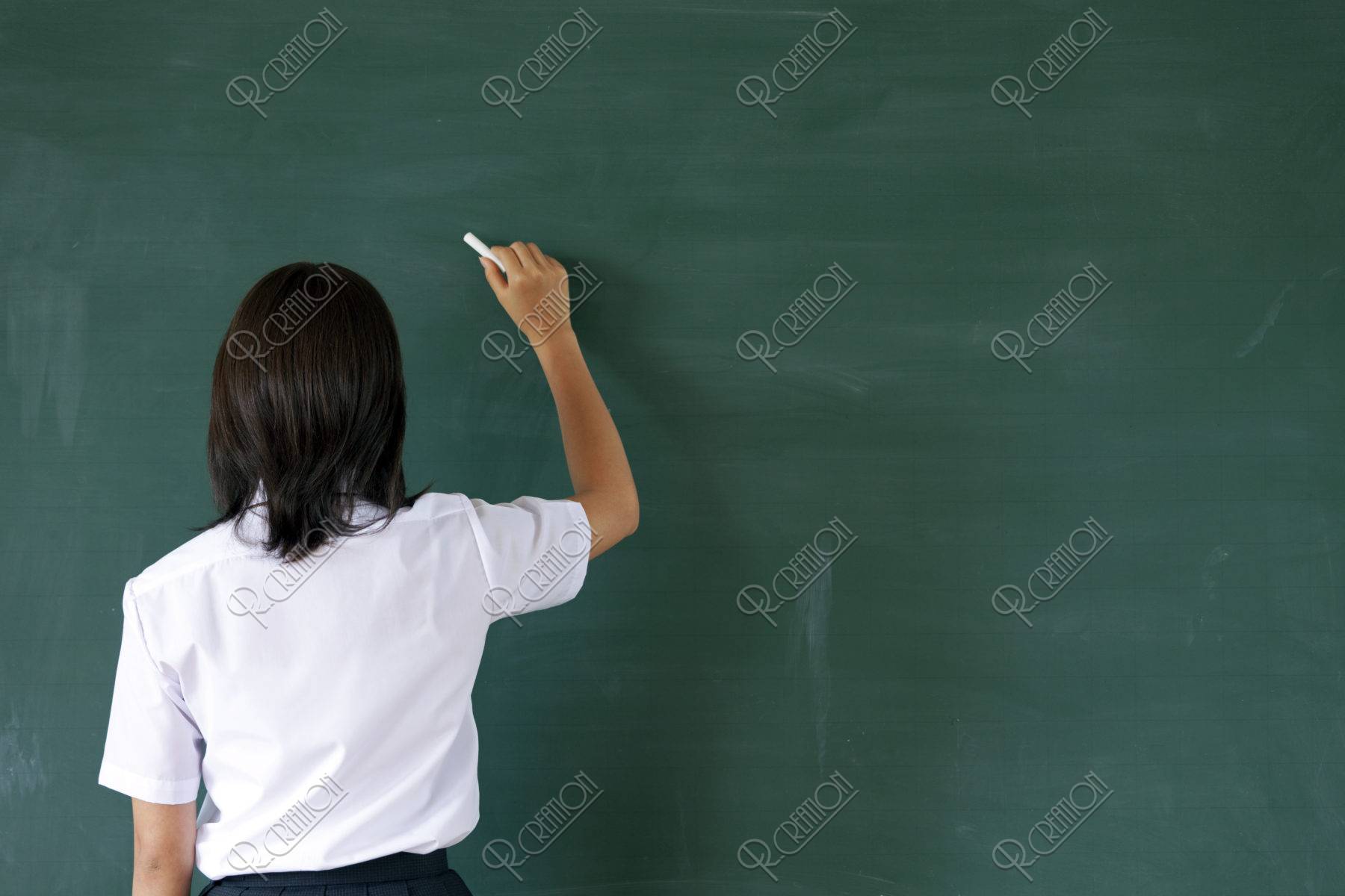 黒板に文字を書く女子高校生 ストックフォト アールクリエーション