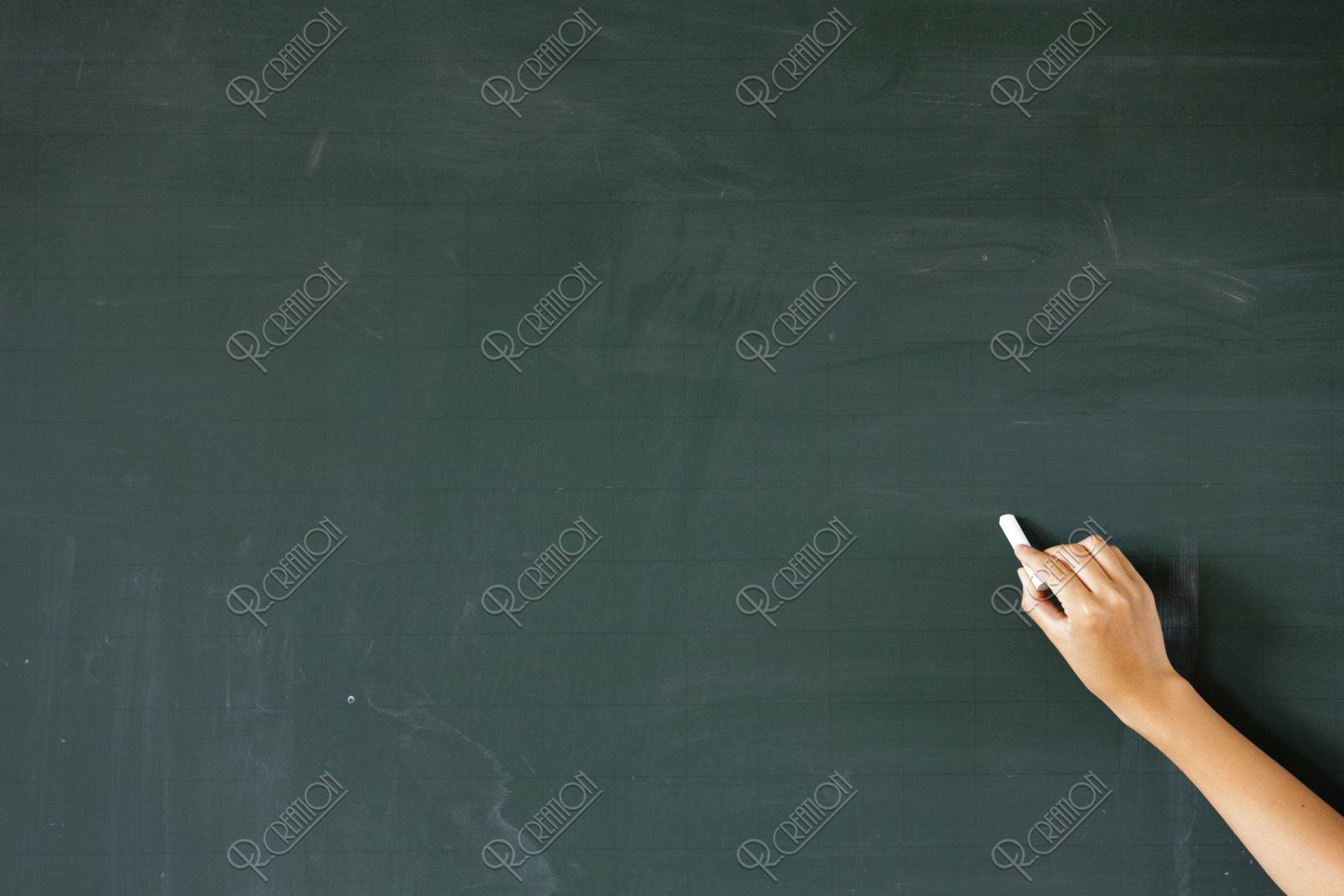 チョークで黒板に文字を書く手 ストックフォト アールクリエーション