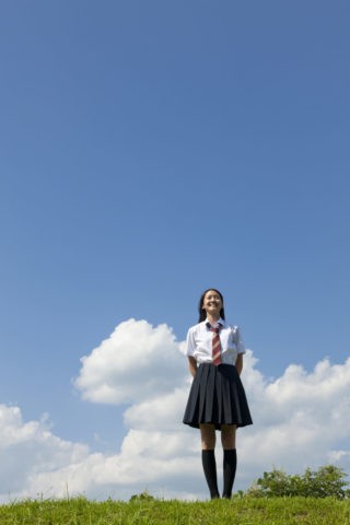 空を見上げる女子高校生