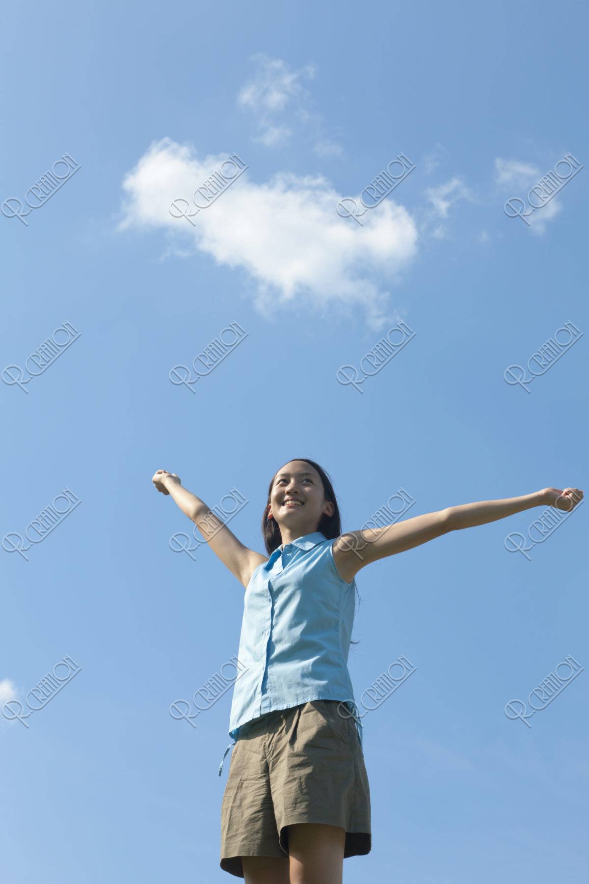空に向かって両手を広げる１０代の女の子 ストックフォト アールクリエーション