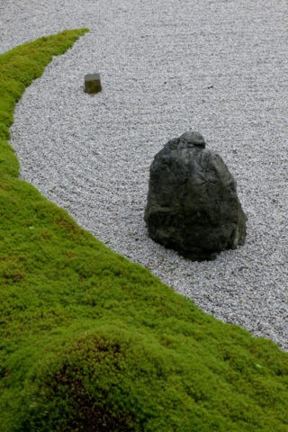 南禅寺 苔と石