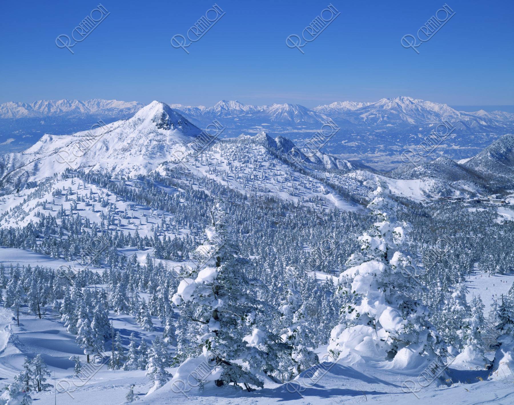 雪の笠ヶ岳とアルプス