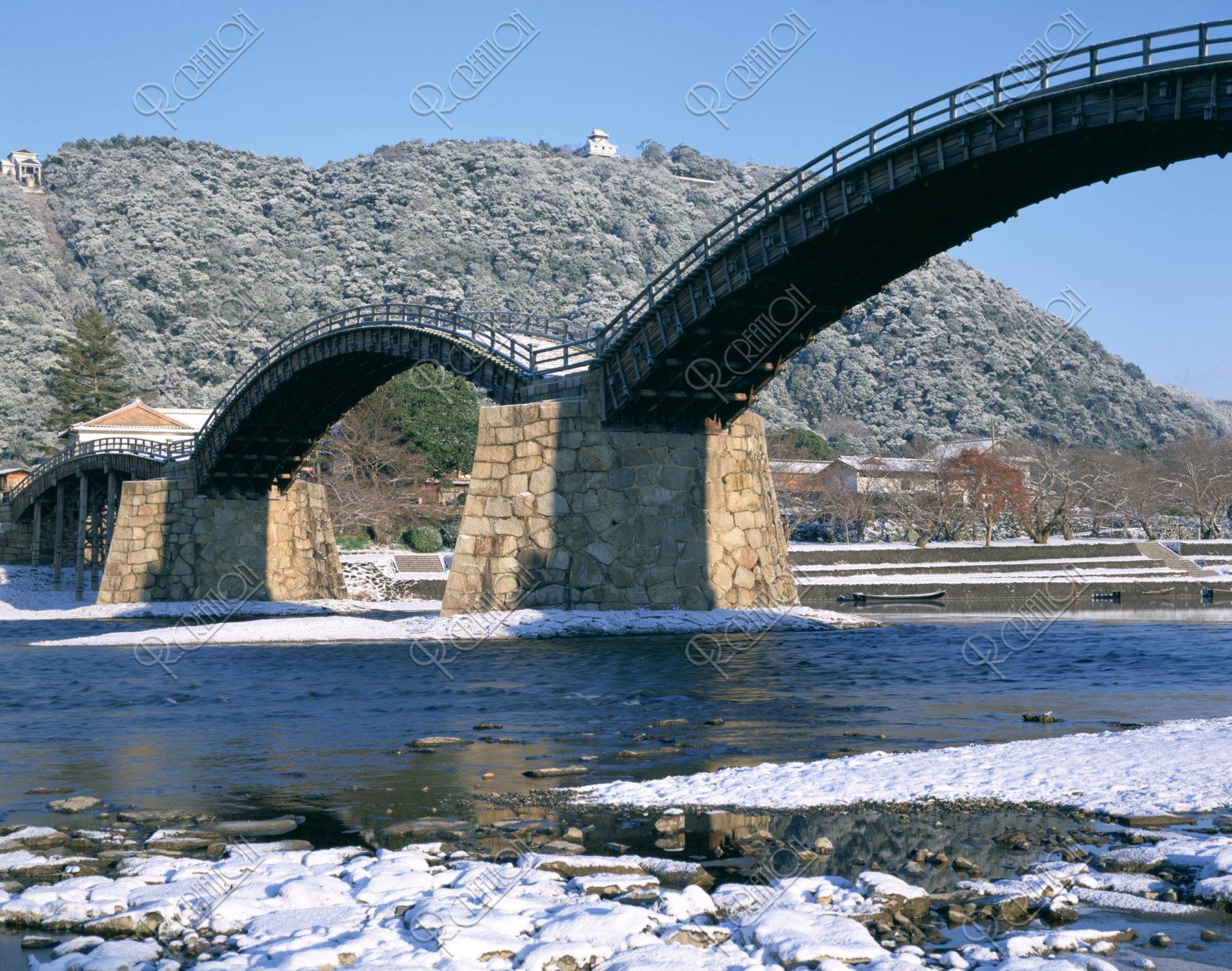 雪の錦帯橋と岩国城