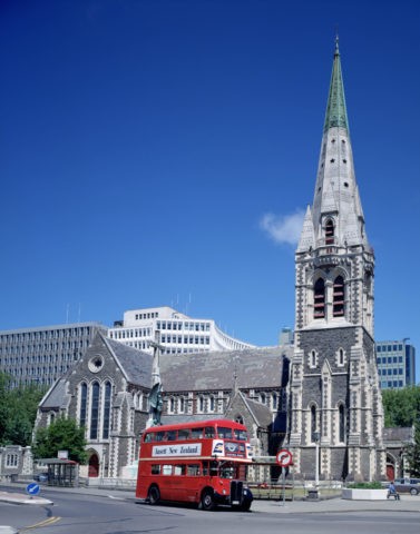 ニュ−ジ−ランド クライストチャ−チ 大聖堂と二階立てバス