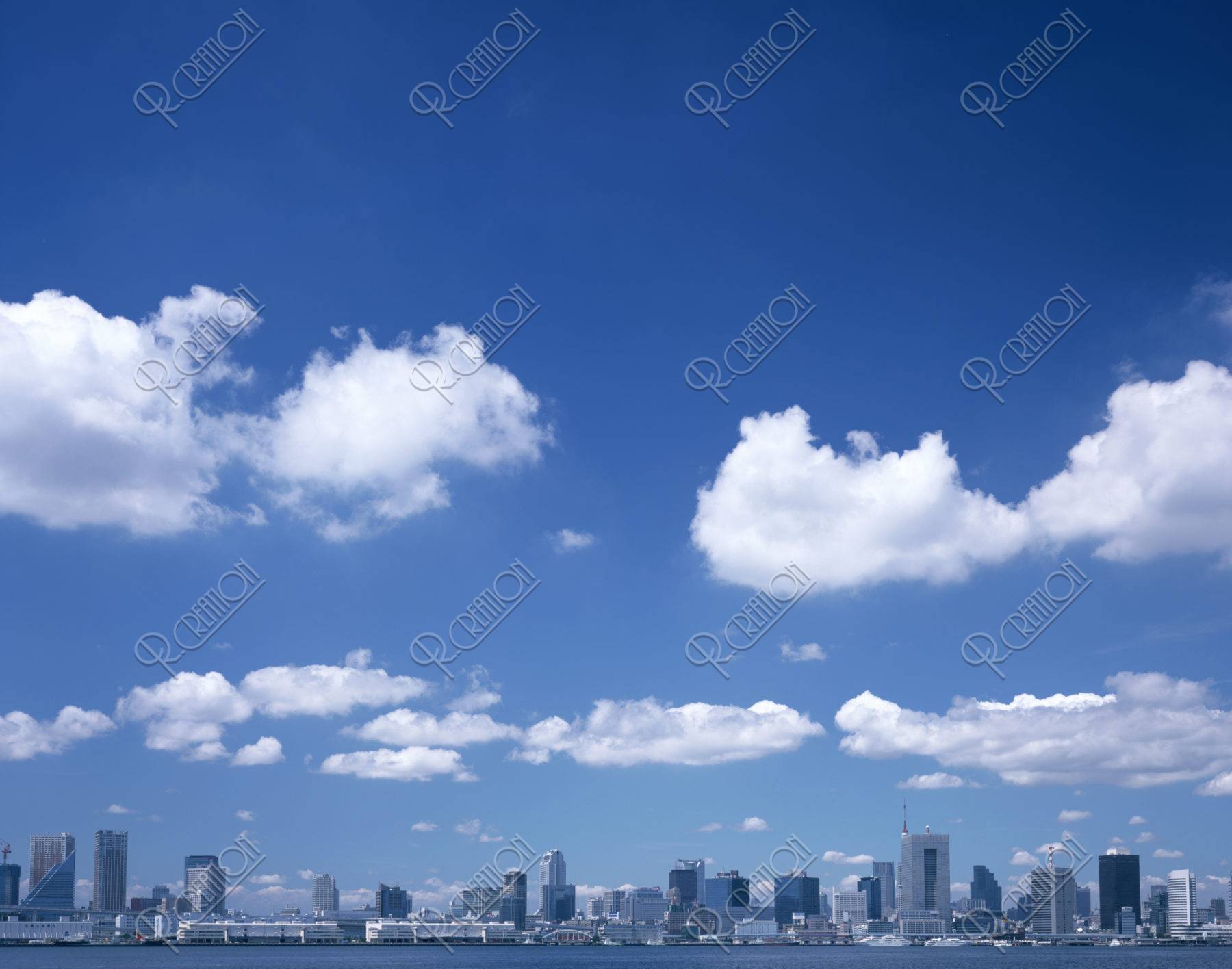 ビル群と青空と雲