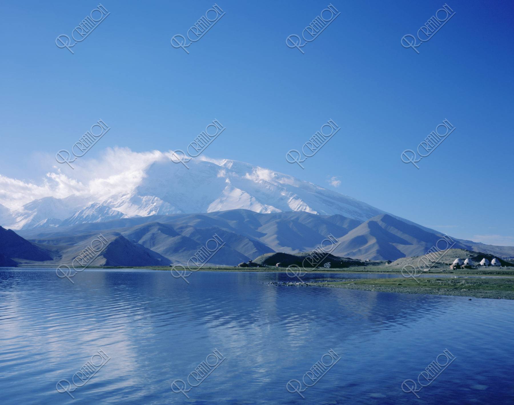 カラクリ湖とムスターグアタ山
