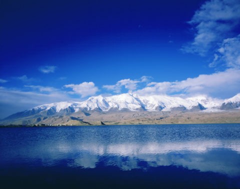 カラクリ湖とコングール山