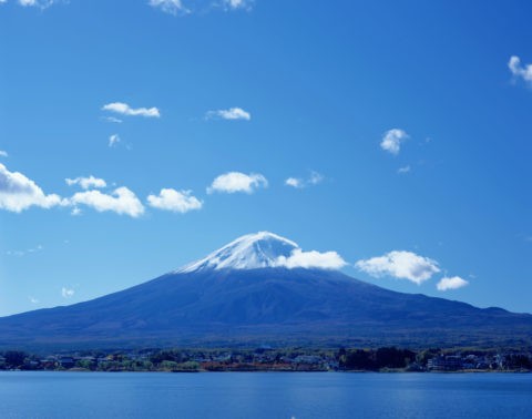 新雪の富士山と河口湖