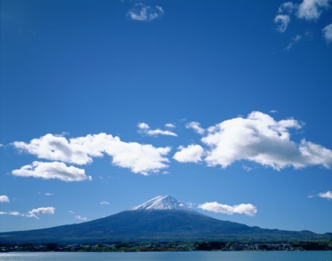 新雪の富士山と河口湖
