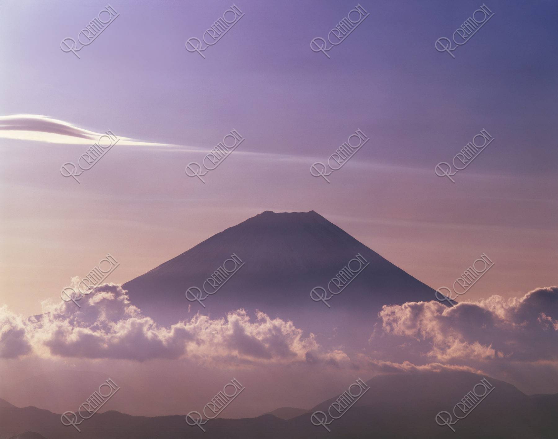 逆光の富士山と雲