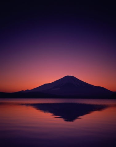 本栖湖と富士山の夜明け