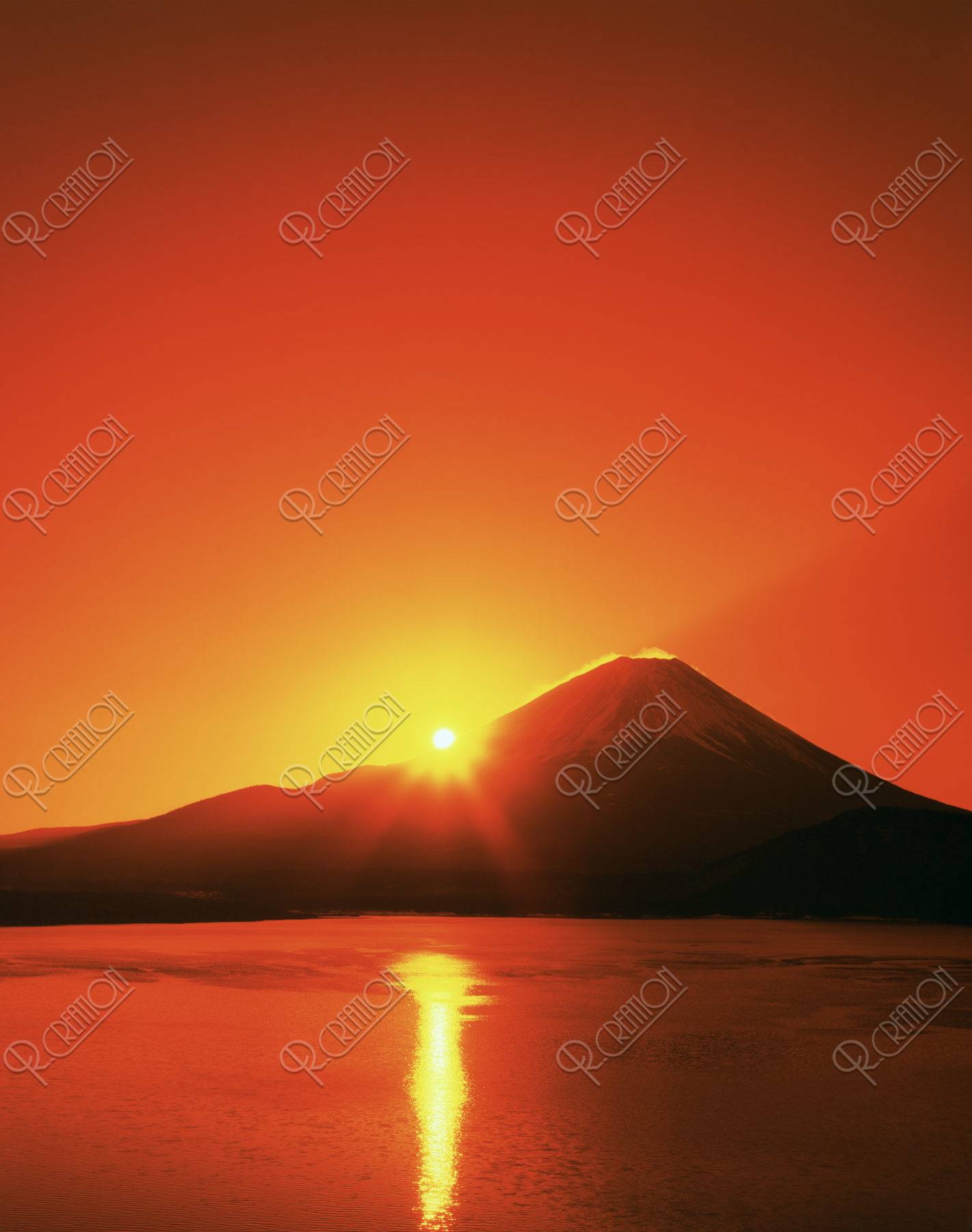 本栖湖と富士山の日の出 ストックフォト アールクリエーション
