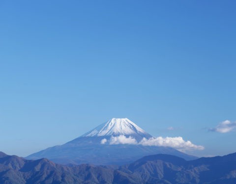 新雪の富士山と雲