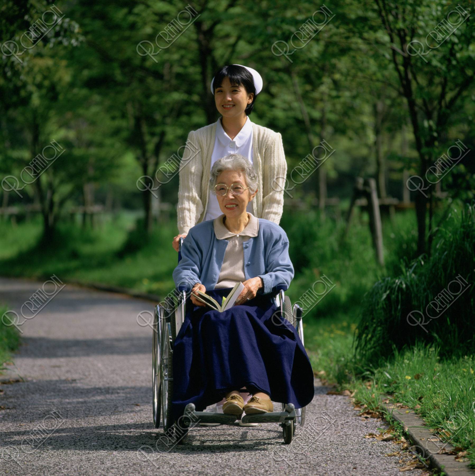 車椅子の老婦人と看護婦