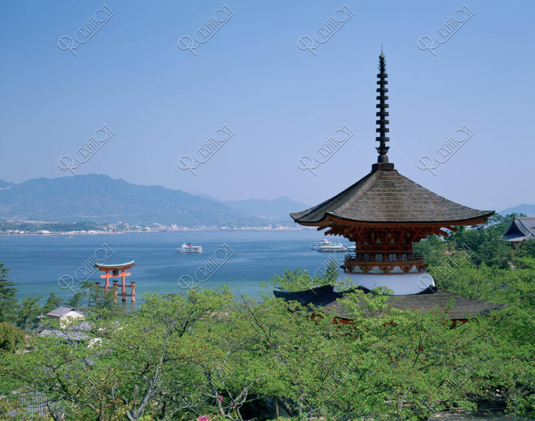 厳島神社 大鳥居と多宝塔