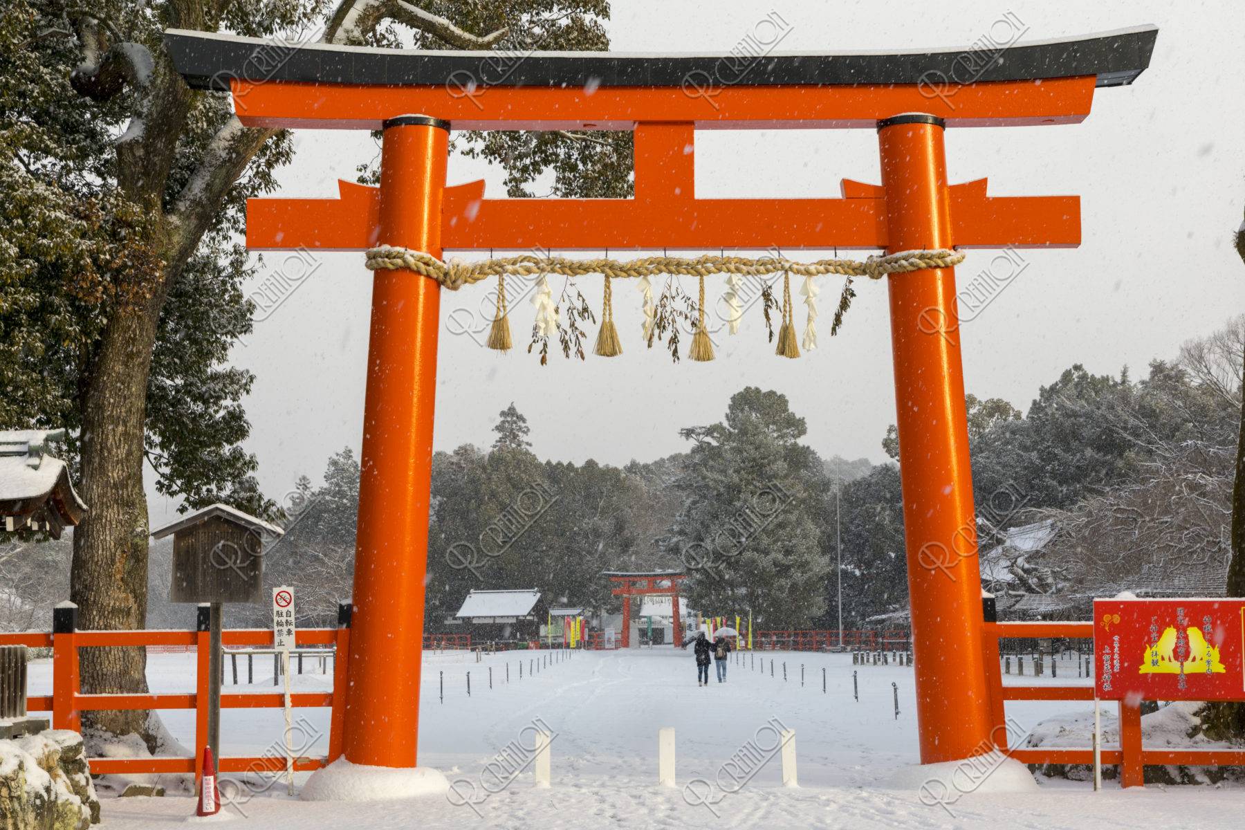 雪の上賀茂神社鳥居 ストックフォト アールクリエーション