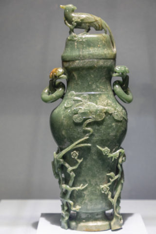 故宮博物院 展示品 翡翠雕花鳥瓶