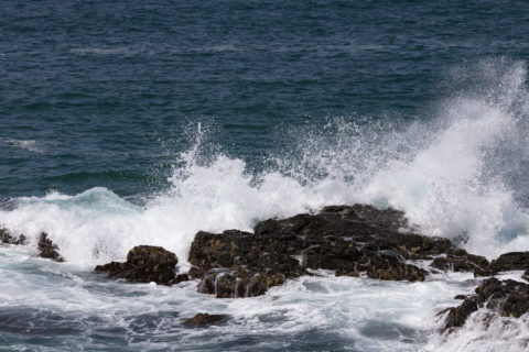 岩に打ち砕ける波