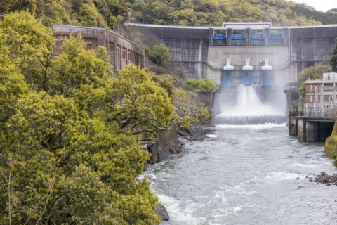 天ケ瀬発電所の放水
