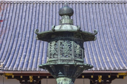 仁和寺金堂前の八角灯籠