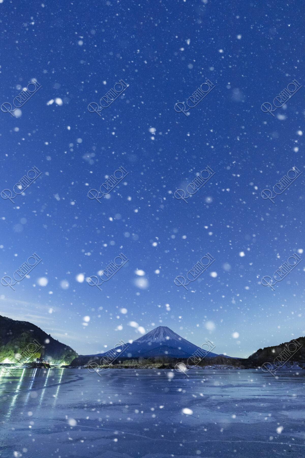 夜明けの富士山と雪
