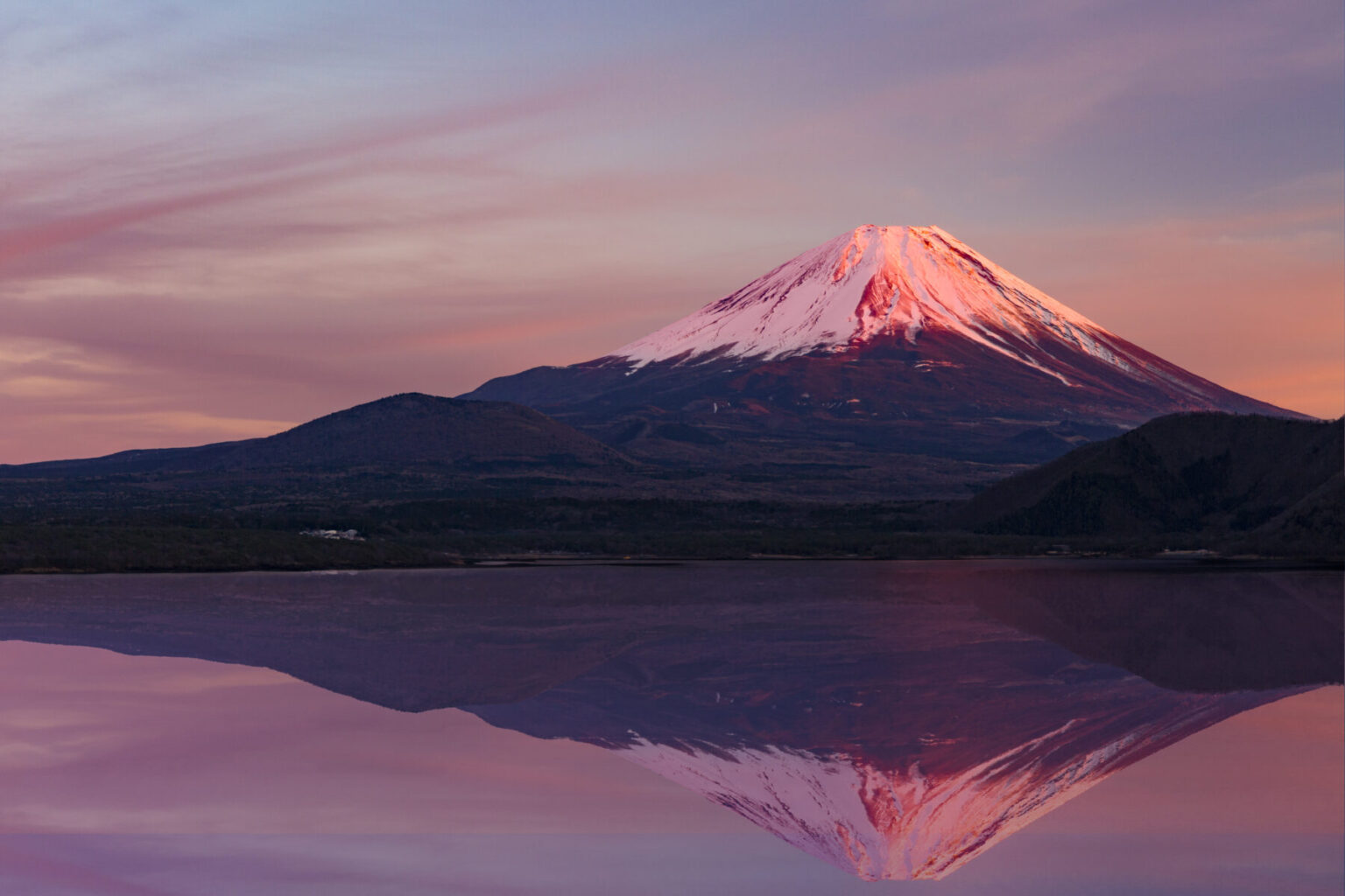 朝焼けの富士山と映り込みCG 