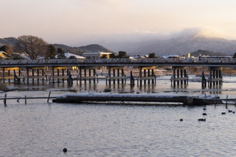 雪の嵐山渡月橋と比叡山