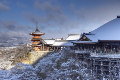 雪の清水寺と西山