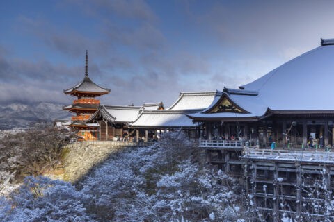 雪の清水寺と西山