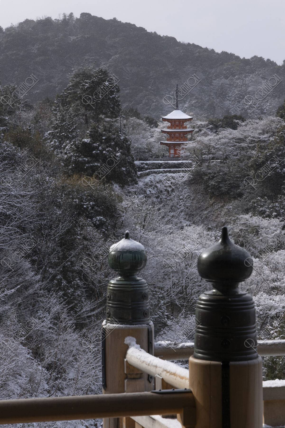 清水寺子安の塔雪景色