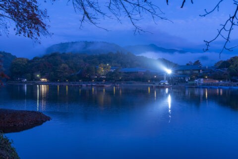 朝靄かかる小倉山の夜明け