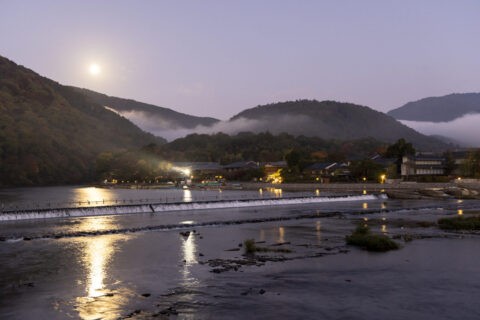 残月と朝靄かかる小倉山