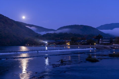 残月と朝靄かかる小倉山