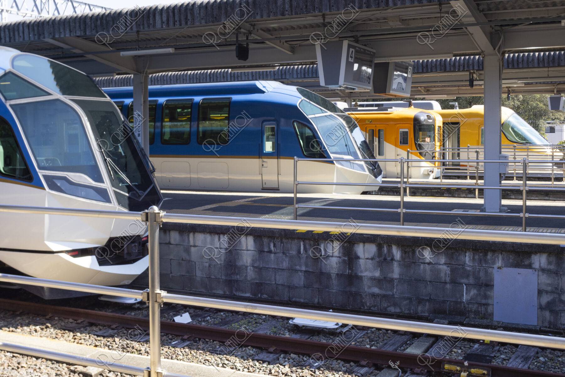 賢島駅停車中の近鉄特急