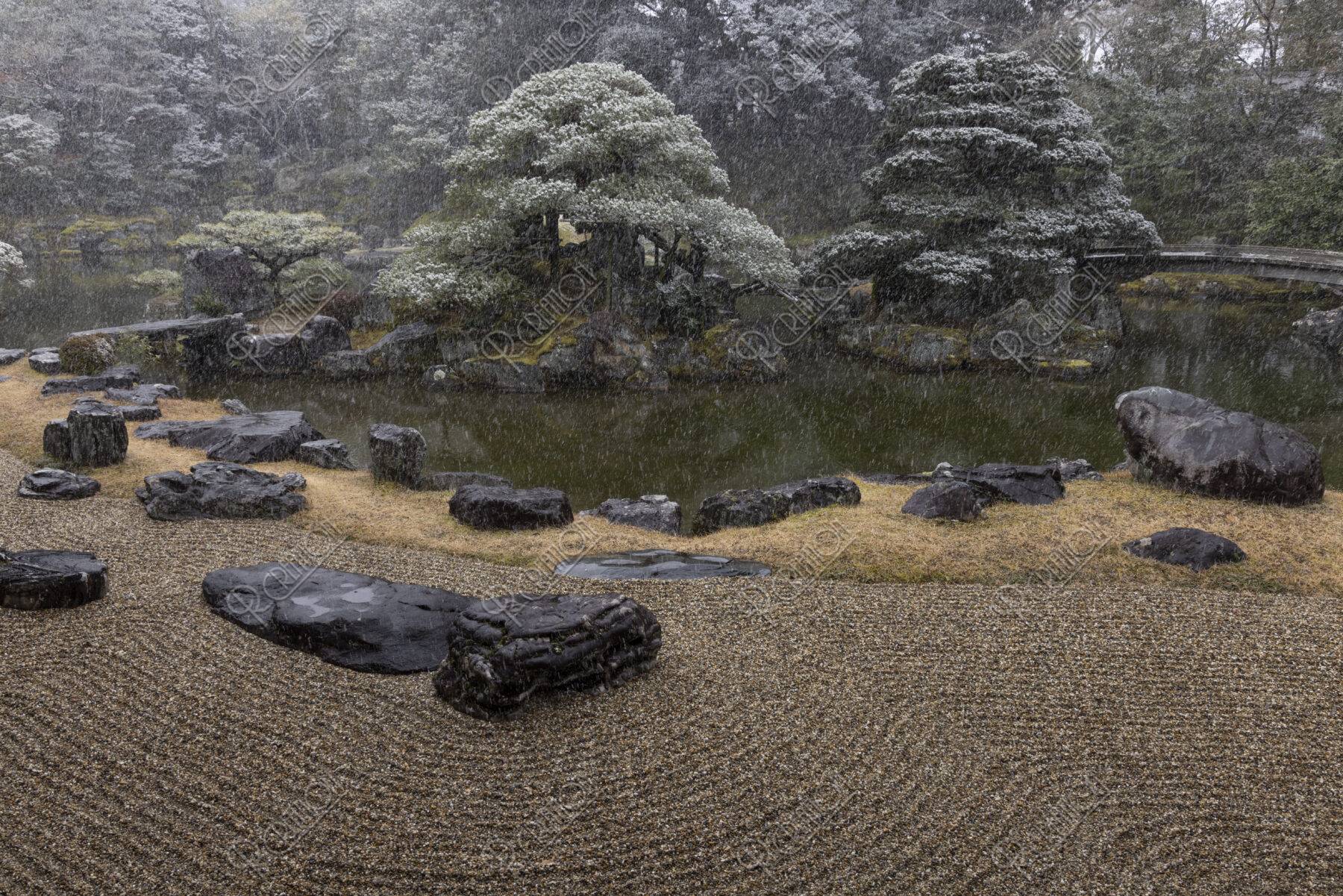 雪降る醍醐寺三宝院庭園