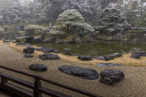 雪降る醍醐寺三宝院庭園
