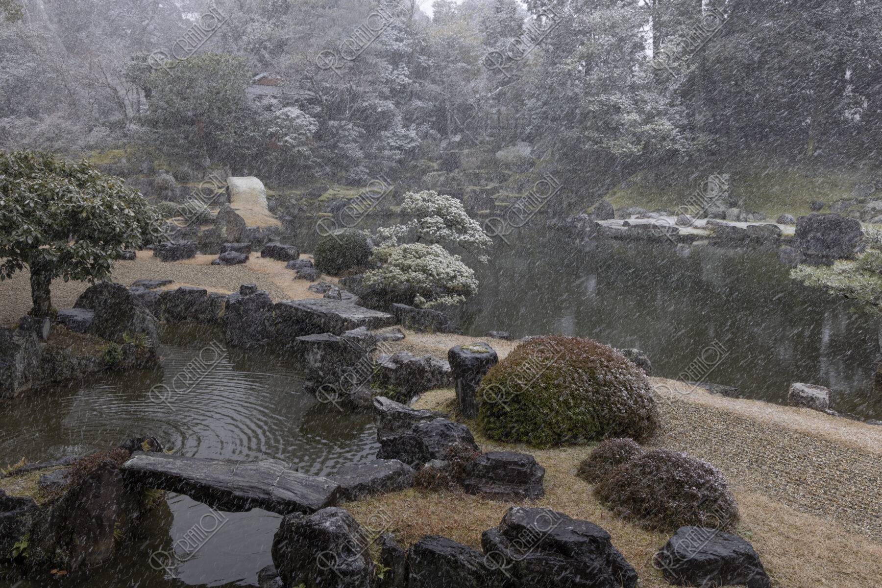 雪降る醍醐寺三宝院庭園