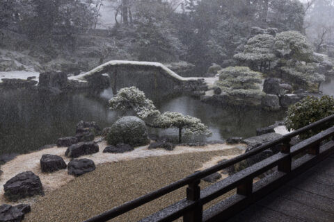 雪降る醍醐寺三宝院庭園