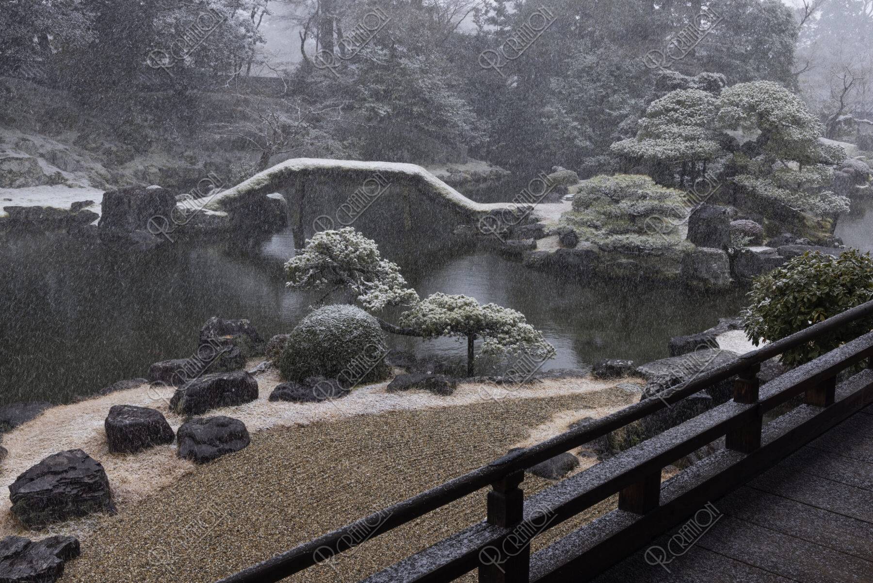 雪降る醍醐寺三宝院庭園