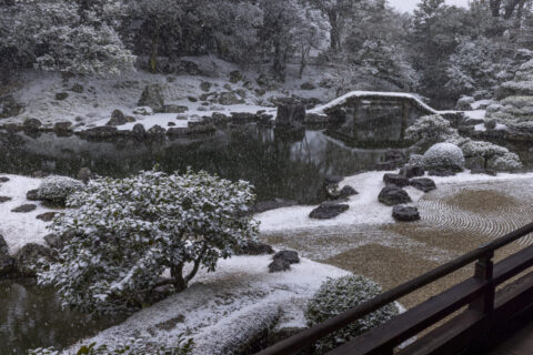 雪降る醍醐寺三宝院庭園