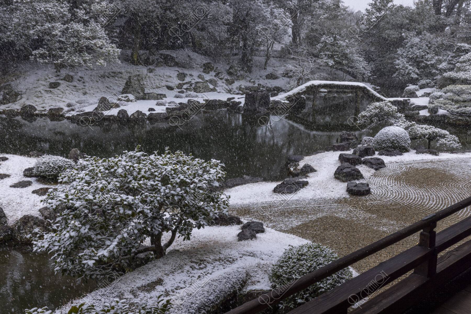 雪降る醍醐寺三宝院庭園