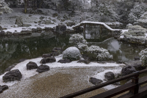 雪降る醍醐寺三宝院庭園