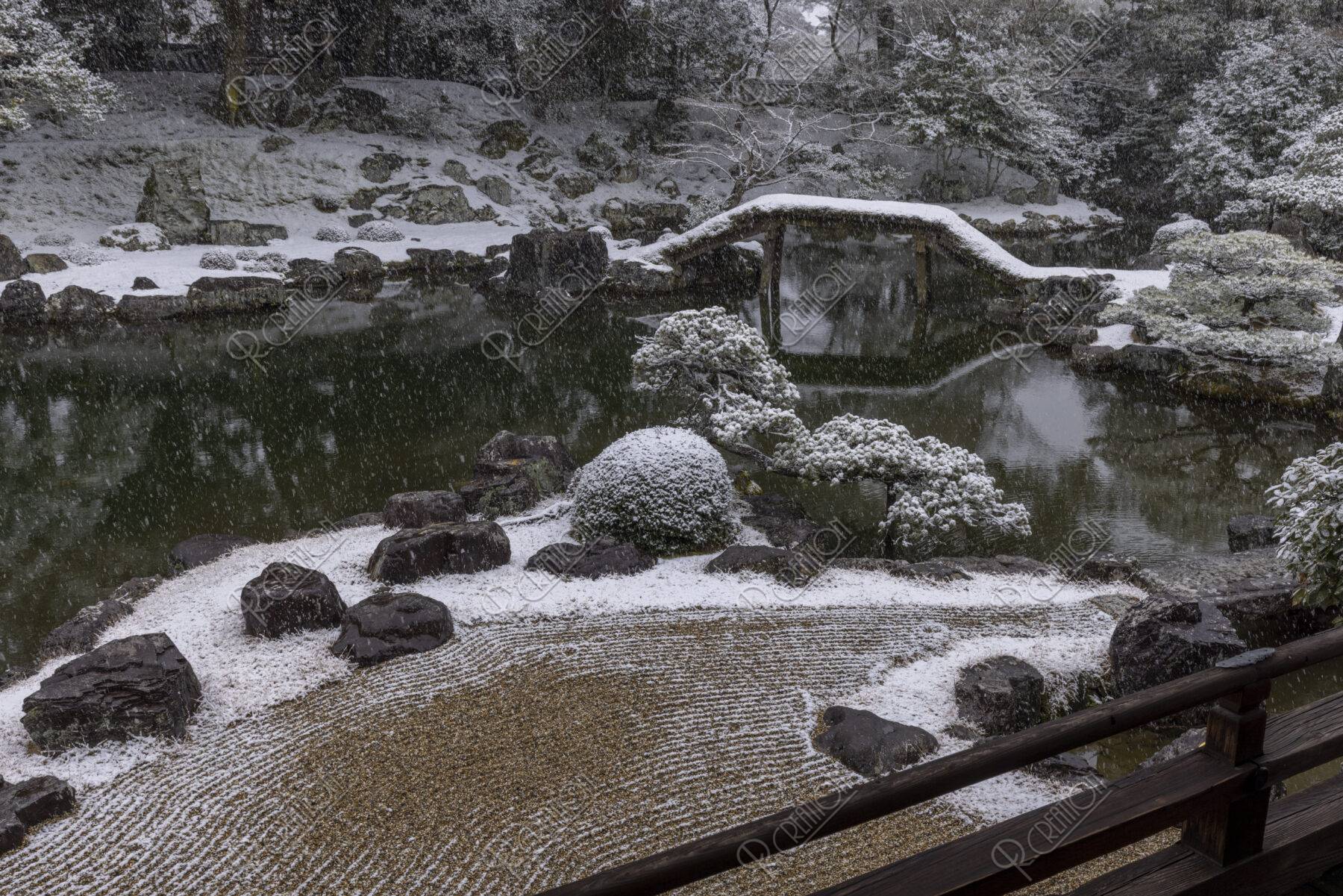 雪降る醍醐寺三宝院庭園
