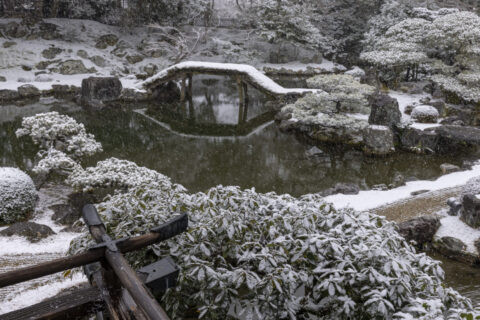 雪降る醍醐寺三宝院庭園