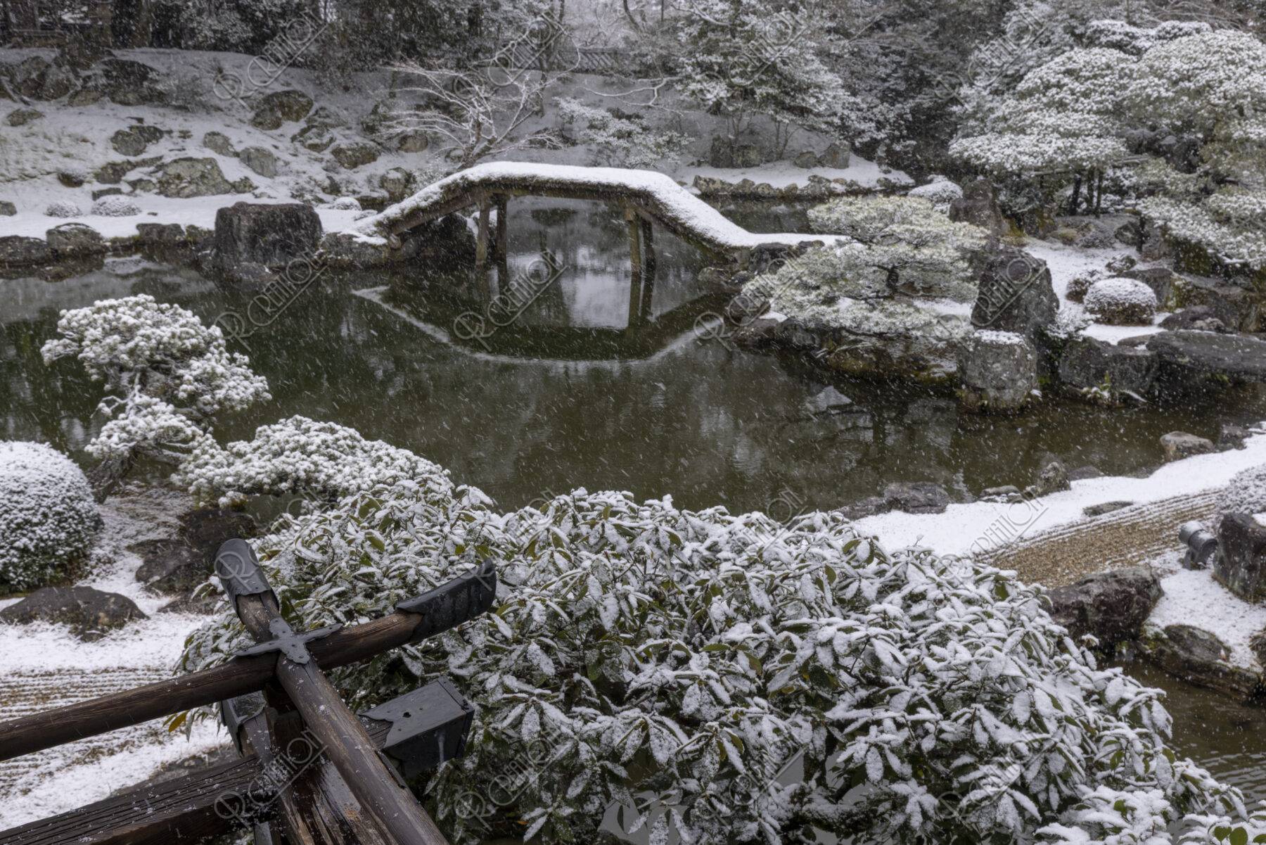 雪降る醍醐寺三宝院庭園