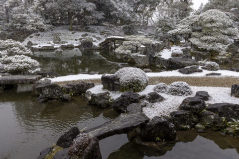 雪降る醍醐寺三宝院庭園