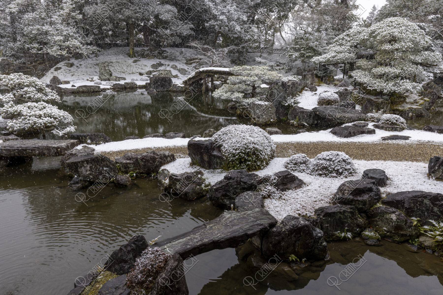 雪降る醍醐寺三宝院庭園