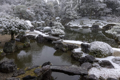 雪降る醍醐寺三宝院庭園